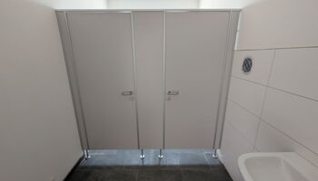 Einbau Sanitärgegenstände, Trennwände und Innentüren